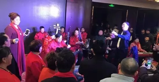 現(xiàn)場的樂隊老師也是咱的戲迷朋友，為了周迪的見面會今天累也開心