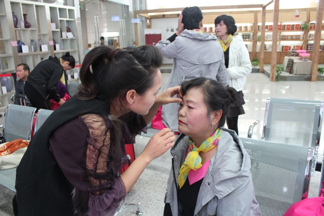 活動開始前，教育廣播女主播幫參與活動演出的老人化妝