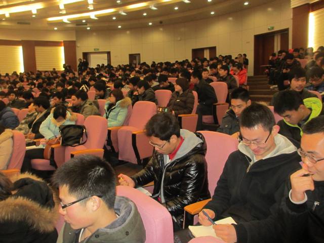 同學(xué)們專注聽報告并認真做好記錄