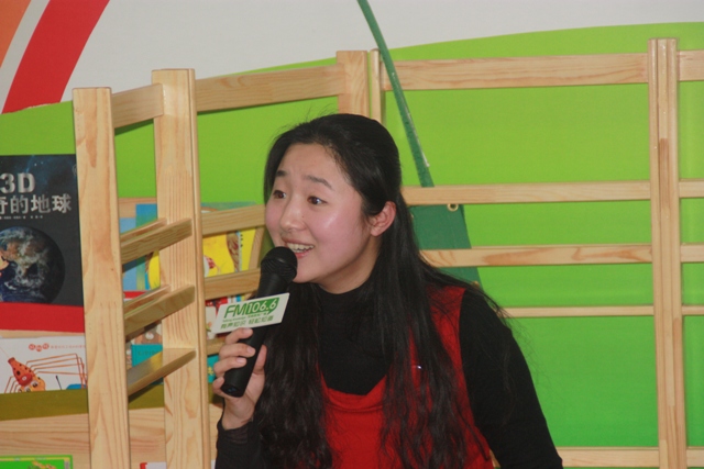 女主播“卷卷貓”親臨現(xiàn)場(chǎng)，繪聲繪色為孩子們講故事