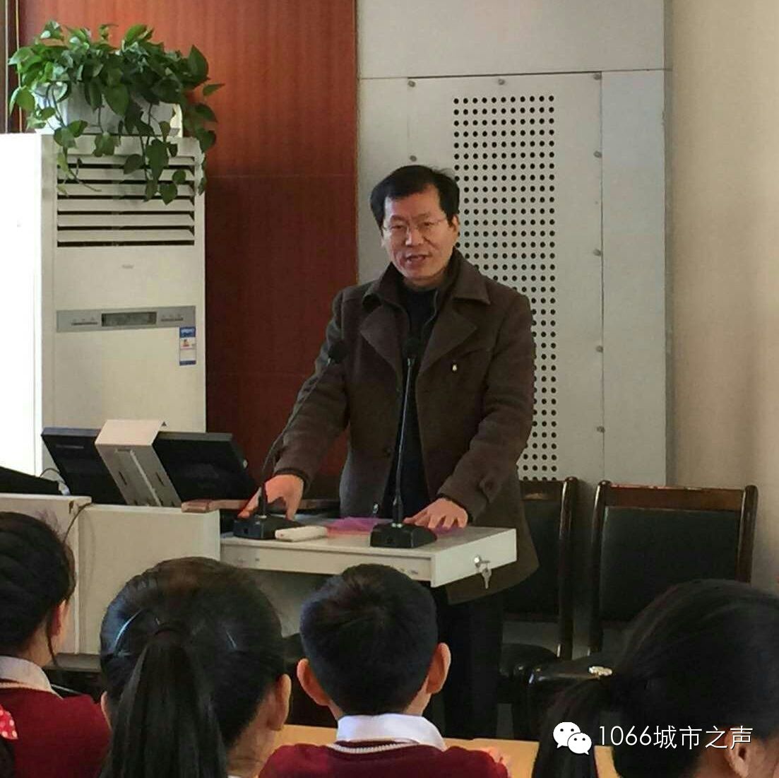 雙方領(lǐng)導(dǎo)講話，同學(xué)們聽得都好認真??！