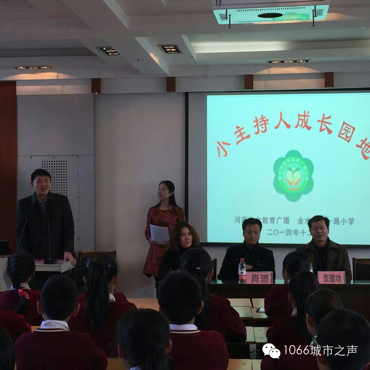 雙方領(lǐng)導(dǎo)講話，同學(xué)們聽得都好認真??！