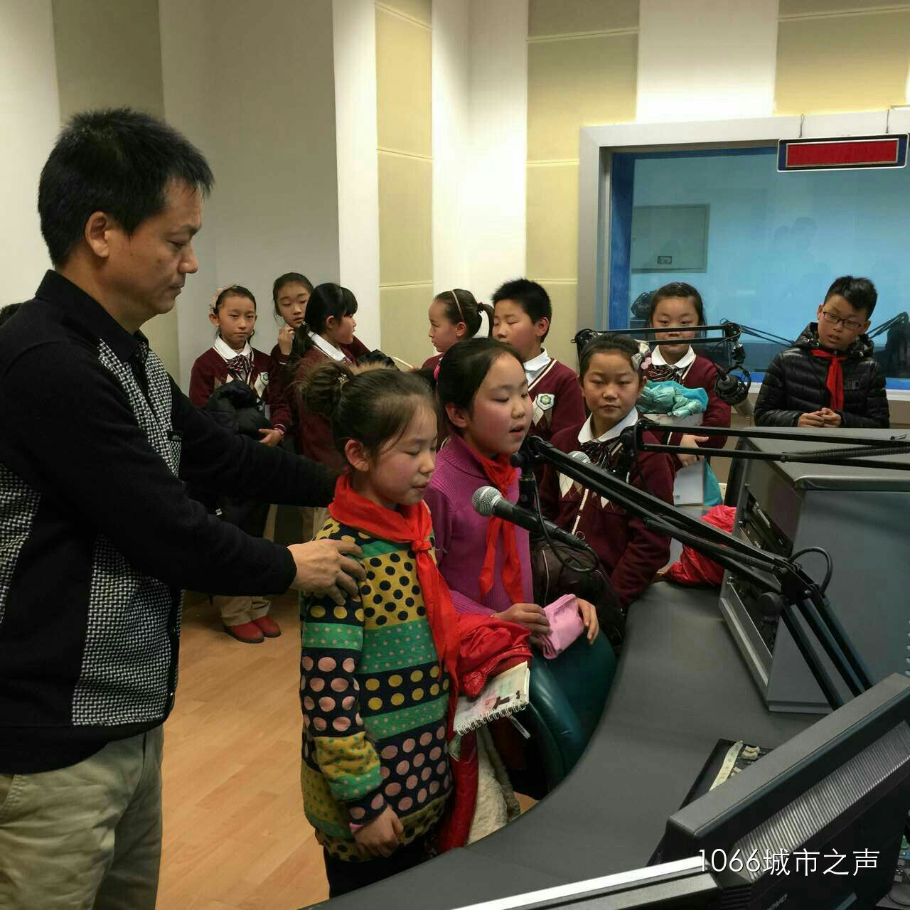 現(xiàn)場接受播音指導(dǎo)，有模有樣耶！