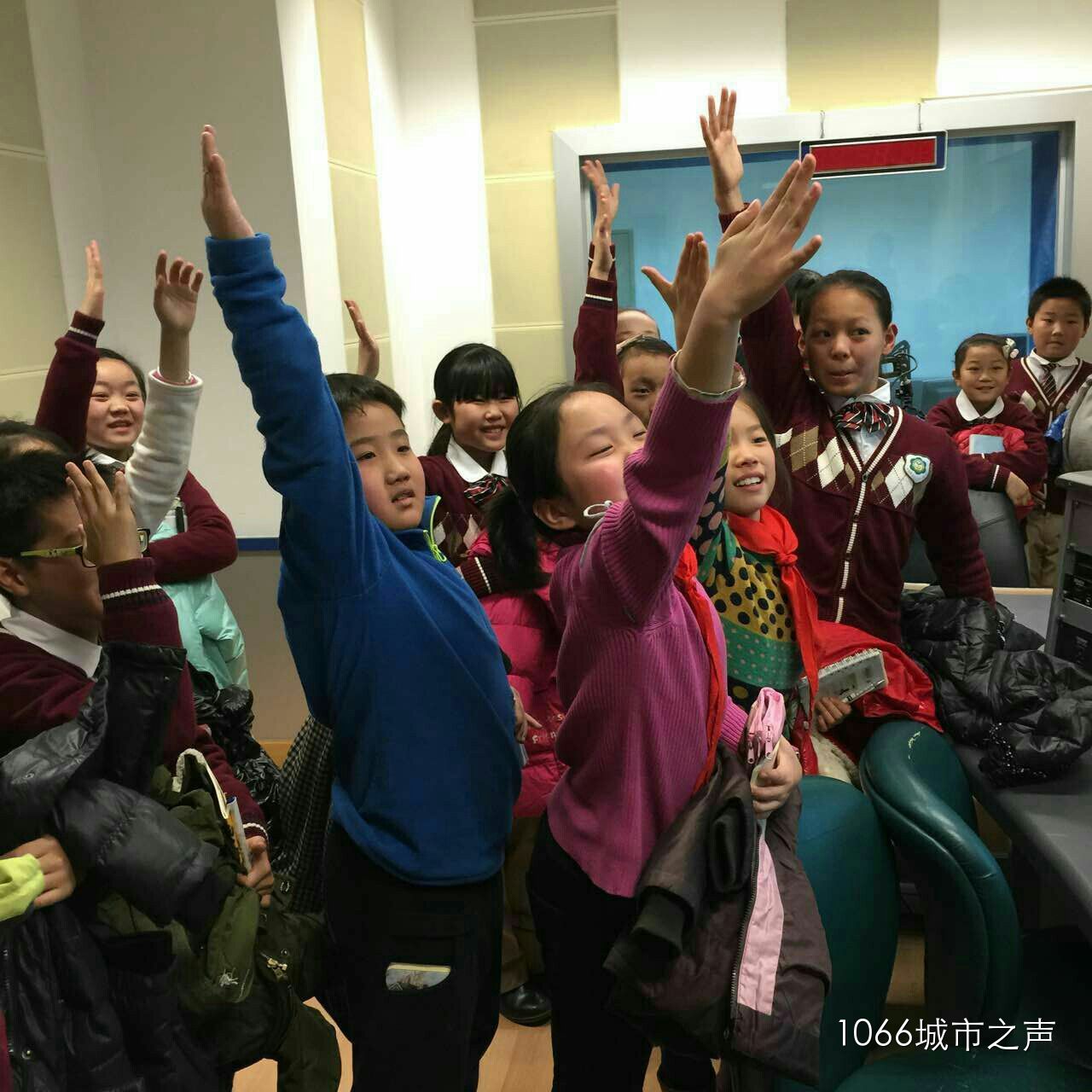 第一次體驗話筒前的感覺，同學(xué)們爭先恐后！