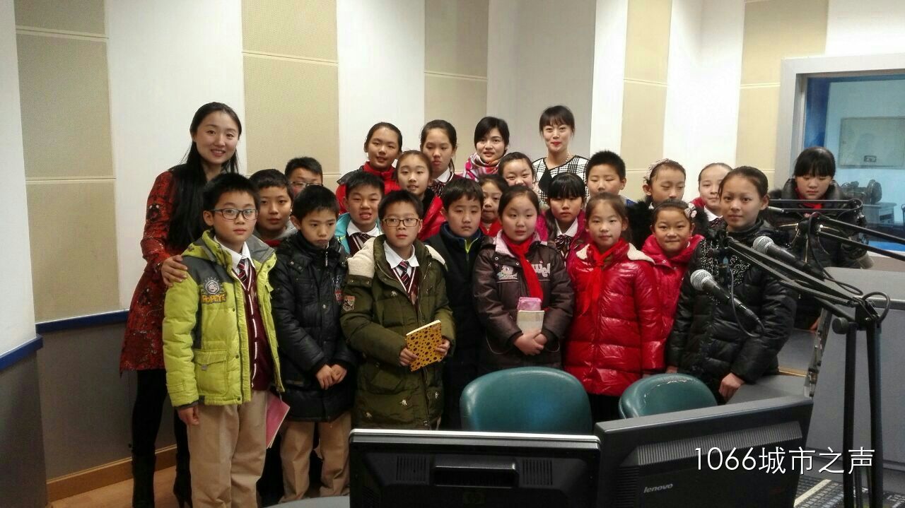 跟電臺的主持人和老師們的大合影！真是難忘的一天啊！