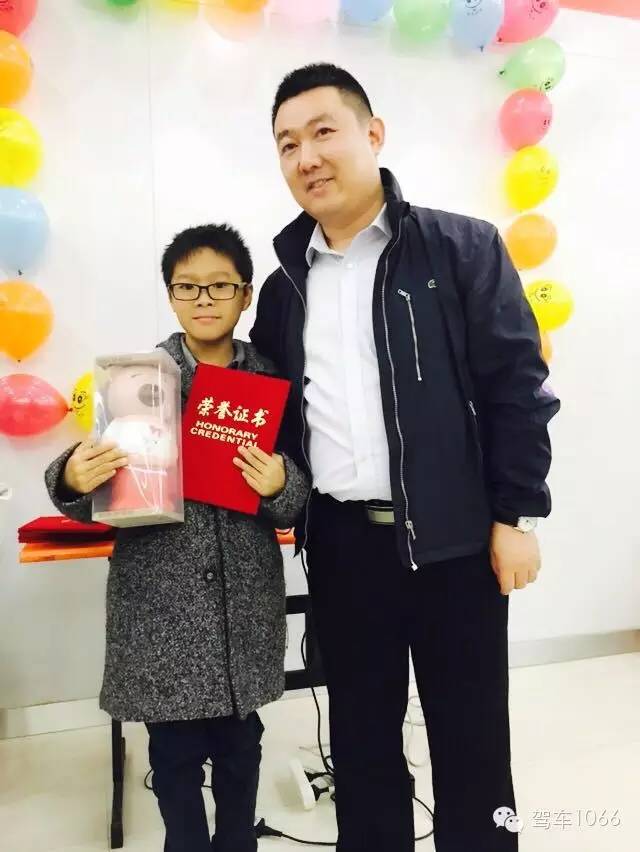 我是小小銀行家，來跟行長合個影哦