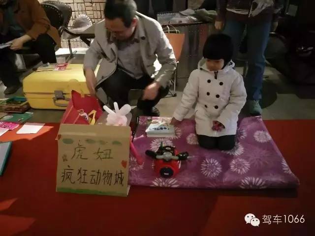 這位小老板的攤位擺的有模有樣的，不過(guò)旁邊這位酷爸怎么這么眼熟？