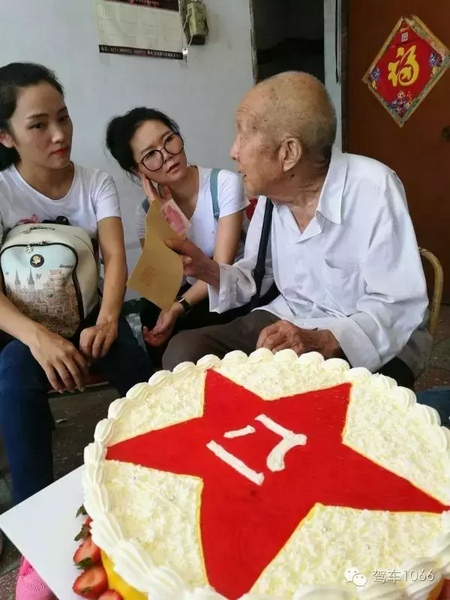 二姐們認(rèn)真聽老兵講抗戰(zhàn)的故事，老人年事已高，記憶都是轟炸！轟炸！轟炸！