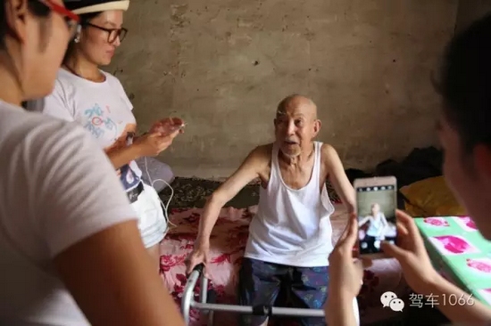 老兵老兵，你的勛章呢，國家給你的那個？