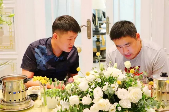 這種熱烈的氣氛，一直延續(xù)到飯桌上