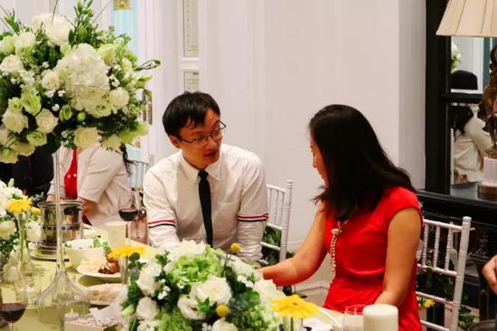 這種熱烈的氣氛，一直延續(xù)到飯桌上。