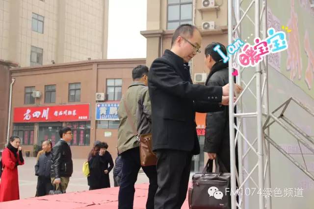 寒江副總監(jiān)親力親為，事無巨細(xì)。偶像真是暖暖惹人愛呢！