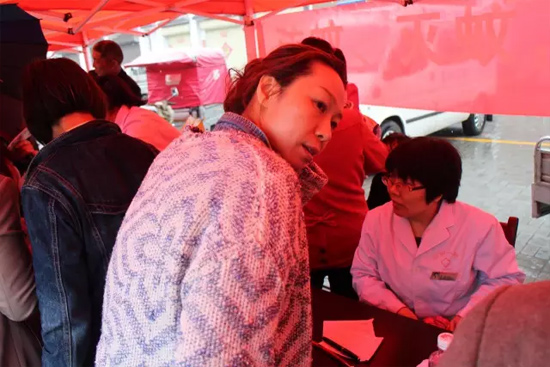 了解到有老人看病不方便，河南電臺(tái)1074綠色頻道活動(dòng)小組欒老師將醫(yī)生請(qǐng)到老人身邊，親自為她診斷。