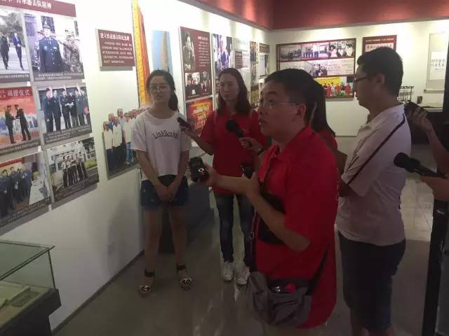 講解員向采訪團(tuán)介紹相關(guān)資料