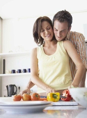 反其道而行，也對他若即若離