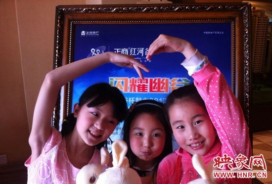 我們和兔寶寶一起賣個萌，比比誰更可愛