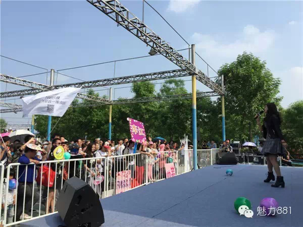 輕輕躍起、優(yōu)美身段，新聞小姐李江