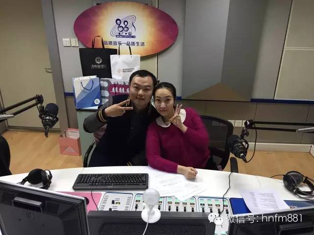 DJ子恒和小糖首先給我們送上祝?？?！