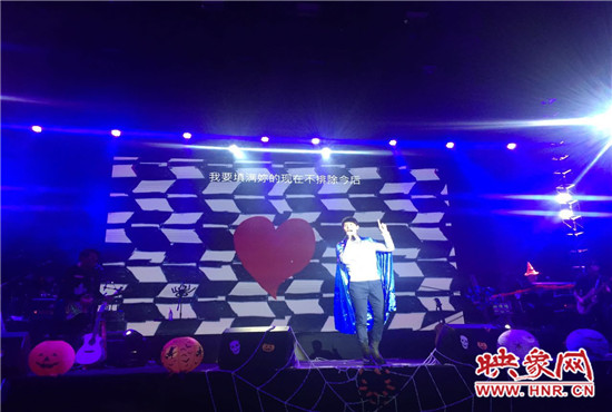 嚴爵及相信音樂旗下其他藝人賣力演出。