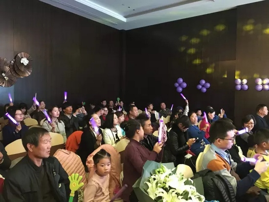 中午13:00多，觀眾陸續(xù)入場