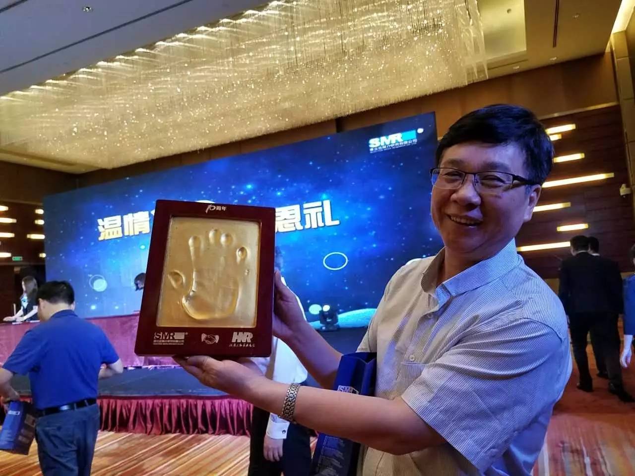 河南電臺副總編輯，宣傳協(xié)調(diào)中心主任高鐵軍先生代表河南廣播電視臺為慶賀賽立信成立20周年送上“手印”圖