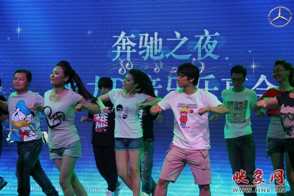 熱情洋溢的開(kāi)場(chǎng)舞，DJ們?nèi)硇耐度? complete=