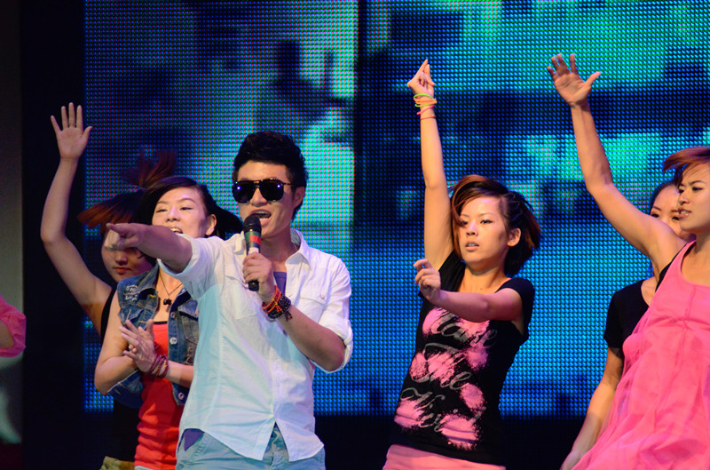 嗨！《我們一起聽(tīng)歌吧》魅力881河南音樂(lè)廣播 DJ帥天 演唱曲目：《找自己》 帥呀??！