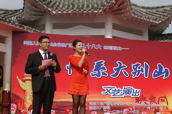 演出現(xiàn)場主持人向老人們表達(dá)節(jié)日的問候。