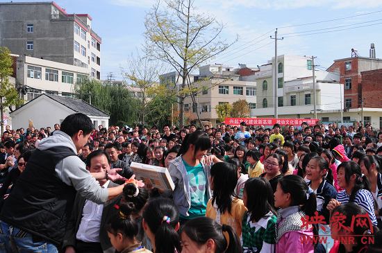 演出現(xiàn)場觀眾積極參與、氣氛熱烈。