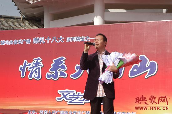 魅力881主持人、新聞先生凱文在演唱