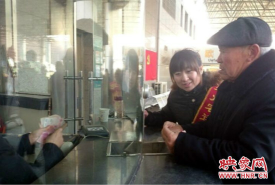 在陳思蕊的積極幫助下，老人順利的買到了發(fā)往合肥的5張車票。