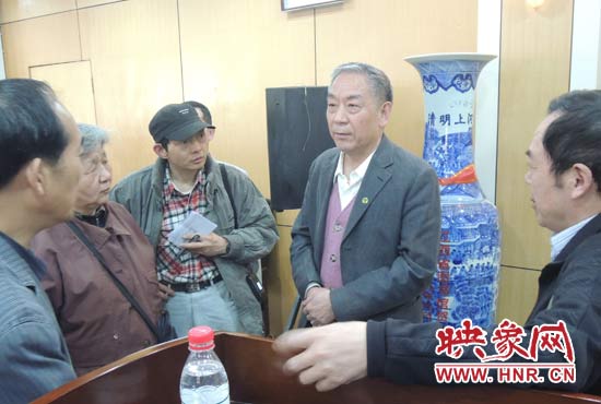 講座結(jié)束后，聽眾向戚建莊提問。