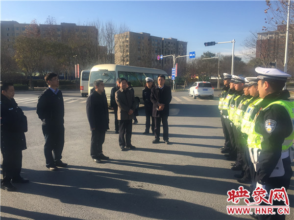 省環(huán)境污染防治攻堅(jiān)辦有關(guān)同志慰問(wèn)在一線(xiàn)執(zhí)勤的交警