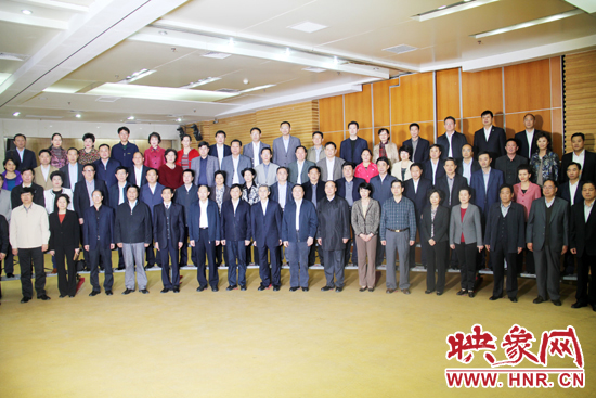 中國(guó)工會(huì)十六大河南代表團(tuán)啟程赴京參會(huì)\參會(huì)代表和與會(huì)領(lǐng)導(dǎo)合影留念