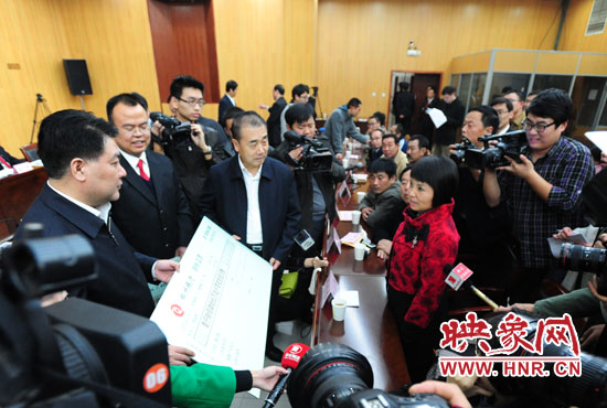 最高人民法院執(zhí)行局局長(zhǎng)劉貴祥、河南省高級(jí)人民法院院長(zhǎng)張立勇親手為申請(qǐng)執(zhí)行人員發(fā)放執(zhí)行款