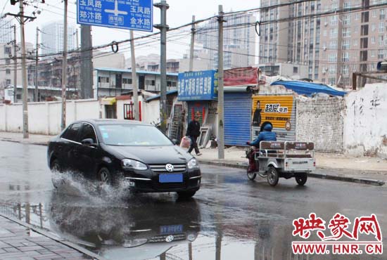 機(jī)動(dòng)車路過(guò)，濺起一米多高的水花