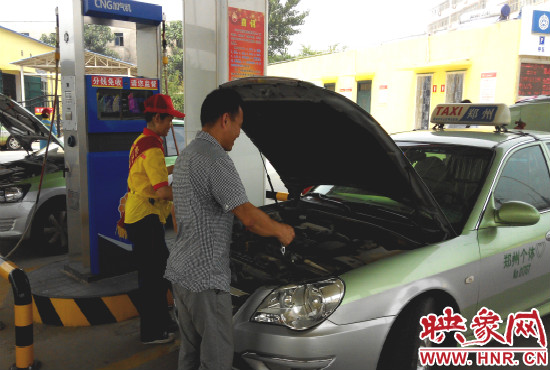 服務區(qū)設有四機八槍加氣設備，日供氣量4萬立方米，可以同時給8臺出租車加氣。