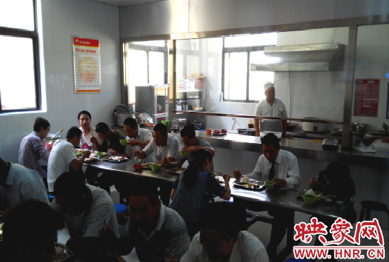 剛到中午，餐廳里就坐滿了加氣之后吃飯的的哥。