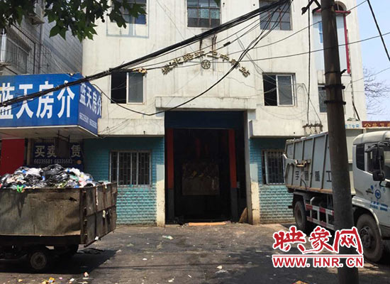 城北路環(huán)衛(wèi)中轉站門前的垃圾車裝滿了生活垃圾，腐臭味撲面而來