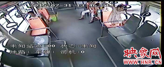 家長放任小孩在車廂內(nèi)玩耍，甚至站到座椅上。