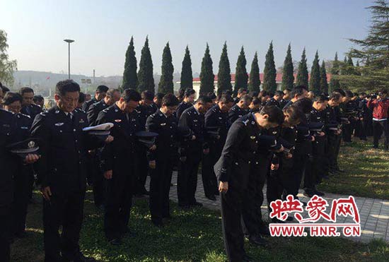 把哀思化詩(shī)行 鄭州警方清明前夕祭奠公安英烈