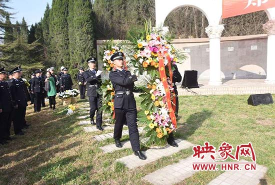 把哀思化詩(shī)行 鄭州警方清明前夕祭奠公安英烈