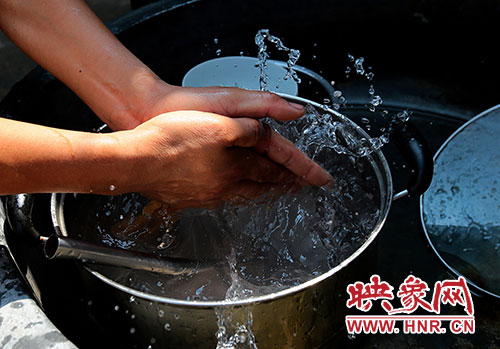 洗碗洗菜對(duì)于雙眼失明的張國(guó)敬來(lái)說(shuō)，需要比常人花上更多的時(shí)間。