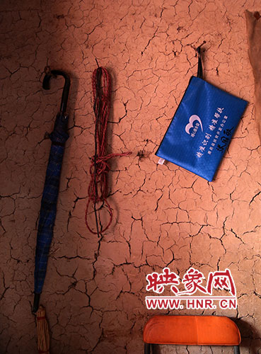 精準(zhǔn)扶貧的暖心服務(wù)袋，被張國(guó)敬掛在上墻最醒目的位置。