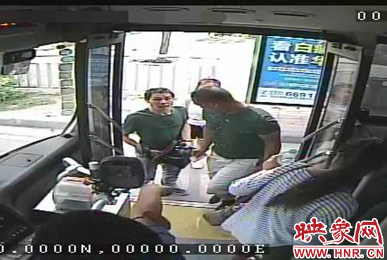 監(jiān)控顯示，竊賊偷女孩手機(jī)，公交車(chē)長(zhǎng)幫忙要回手機(jī)。