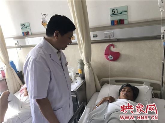市一院院長(zhǎng)許金生看望貧困患者