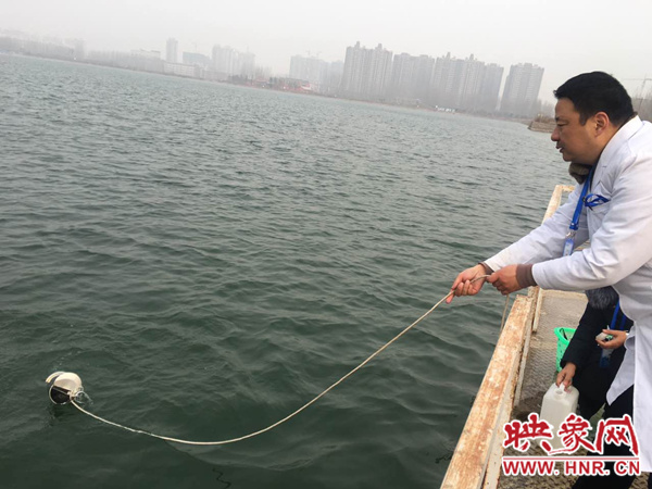 自來水公司工作人員正在檢測(cè)水質(zhì)