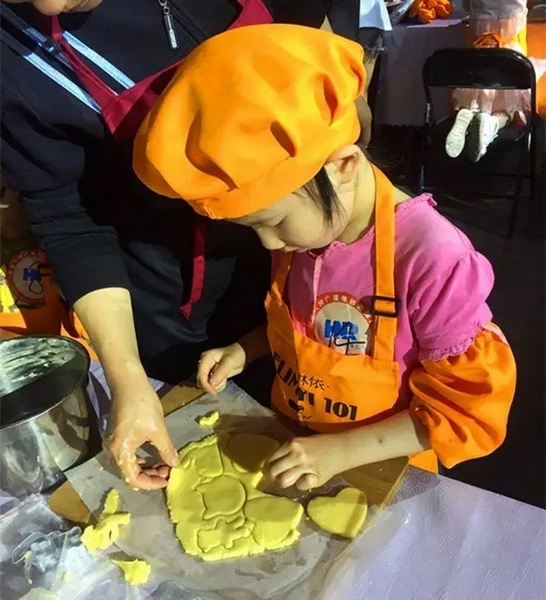 在爸爸媽媽的陪同下，親手制作餅干