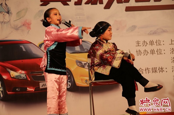 兩個(gè)小演員的表演活潑，惹得觀眾連連叫好。