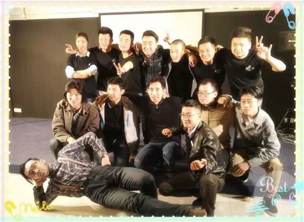 表演結(jié)束，看這哥們兒，為了和演員合影也是蠻拼的！